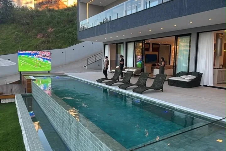Casa de alto padrão com 5 dormitórios, 3 suítes e piscina