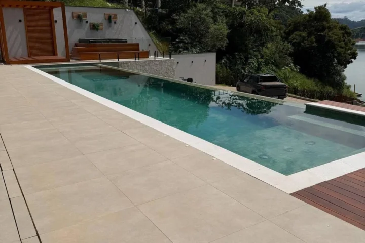 Casa de alto padrão com 5 dormitórios, 3 suítes e piscina
