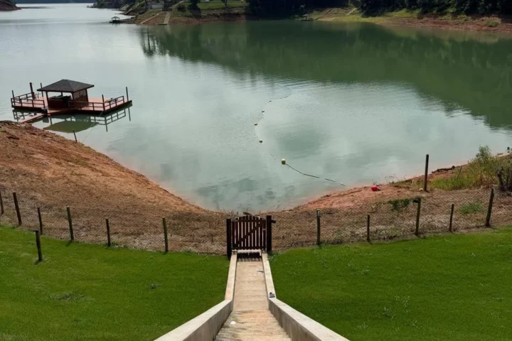 Casa de alto padrão com 5 dormitórios, 3 suítes e piscina