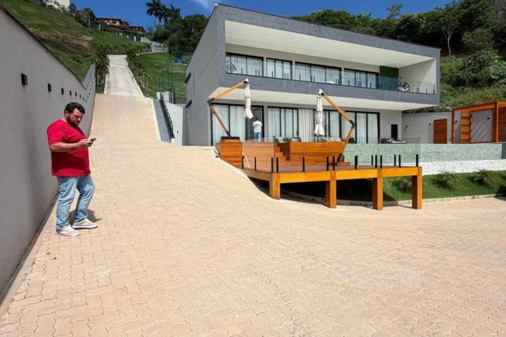 Casa de alto padrão com 5 dormitórios, 3 suítes e piscina