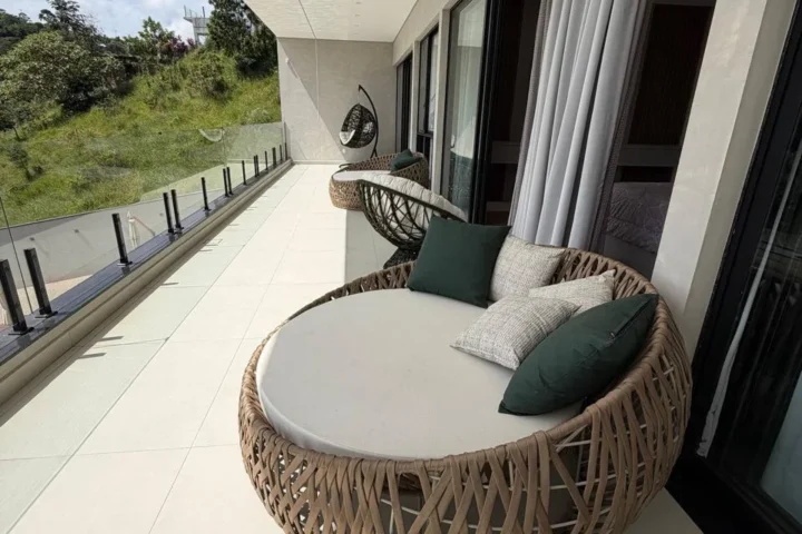 Casa de alto padrão com 5 dormitórios, 3 suítes e piscina