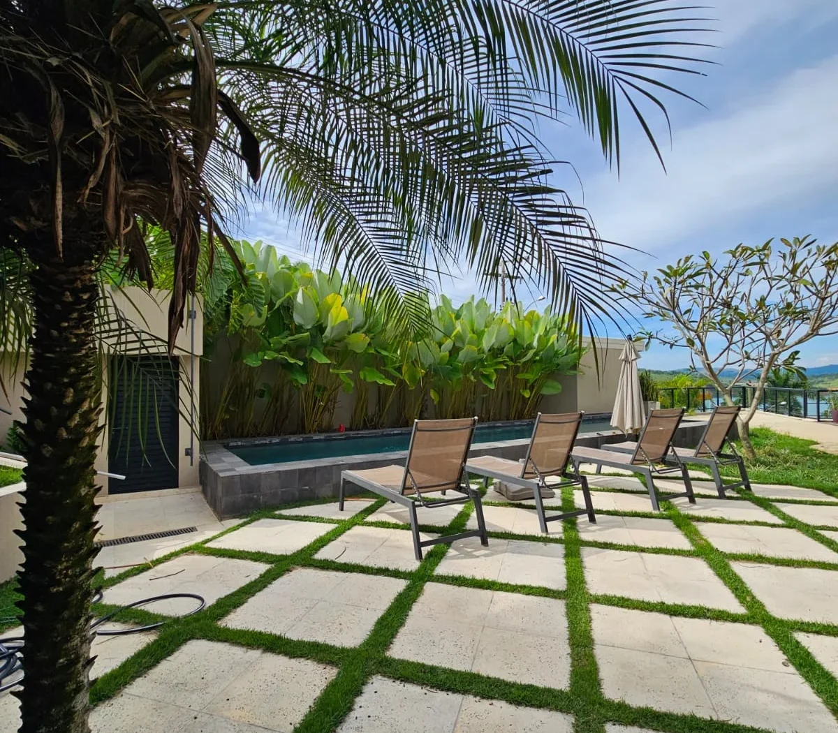 Casa de alto padrão com 5 suítes e piscina — foto 1
