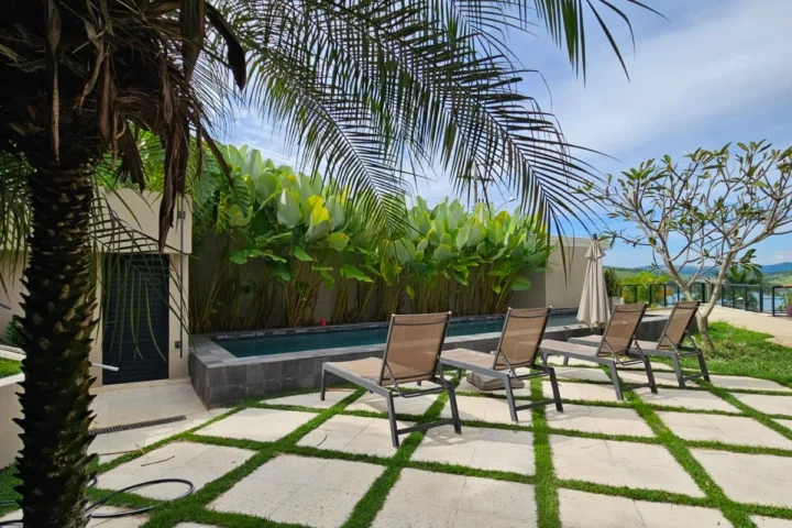 Casa de alto padrão com 5 suítes e piscina