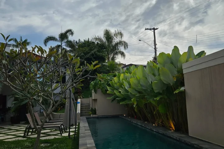 Casa de alto padrão com 5 suítes e piscina