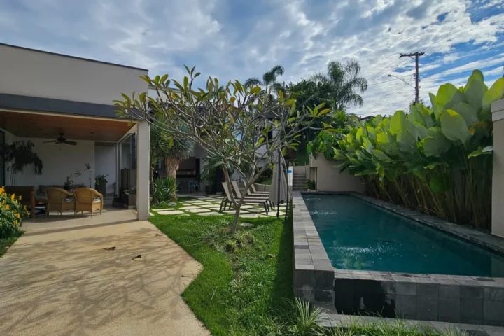 Casa de alto padrão com 5 suítes e piscina