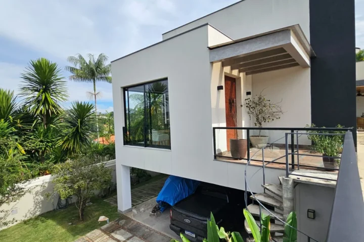 Casa de alto padrão com 5 suítes e piscina