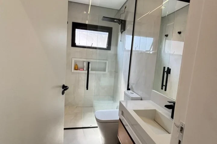 Casa de alto padrão pé na água com píer de 200 m² na represa de Igaratá