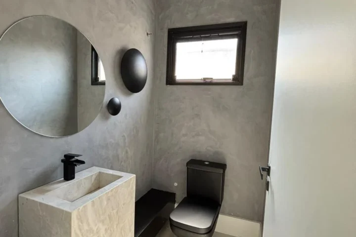 Casa de alto padrão pé na água com píer de 200 m² na represa de Igaratá