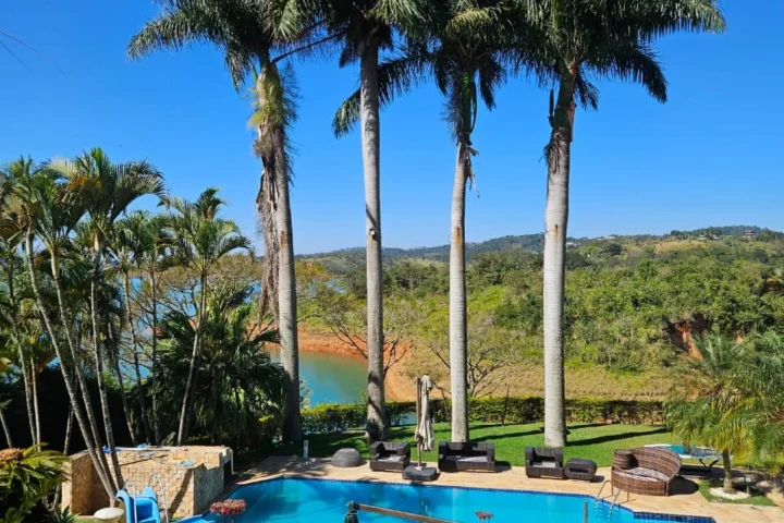 Casa beira represa em Igaratá com 5.200 m², píer e garagem náutica