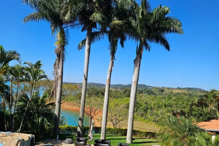 Casa beira represa em Igaratá com 5.200 m², píer e garagem náutica