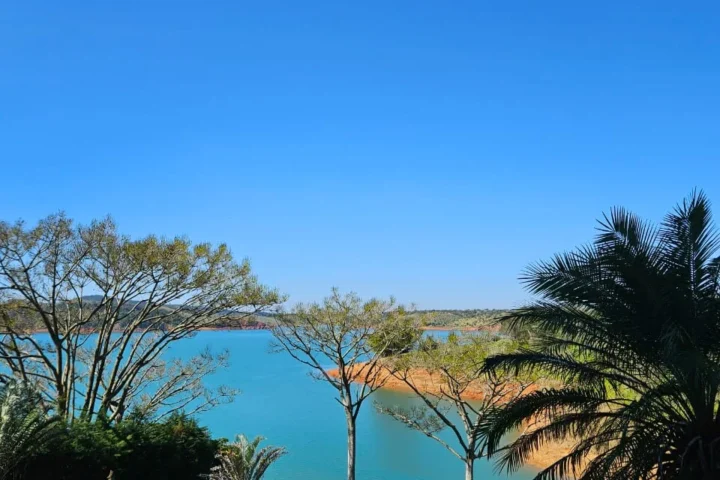 Casa beira represa em Igaratá com 5.200 m², píer e garagem náutica