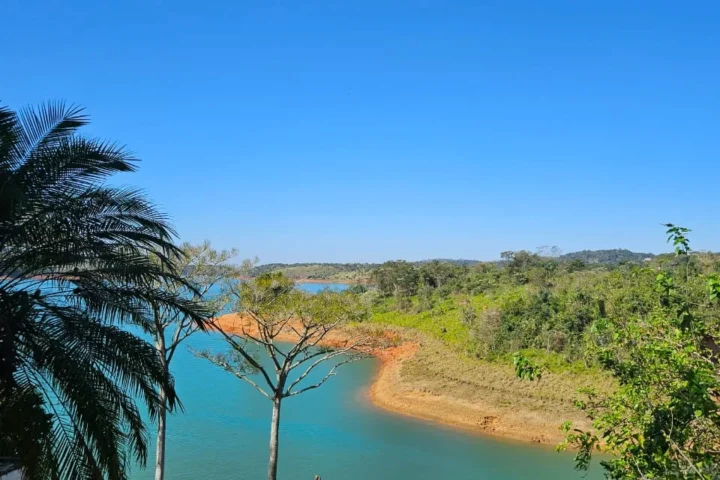 Casa beira represa em Igaratá com 5.200 m², píer e garagem náutica
