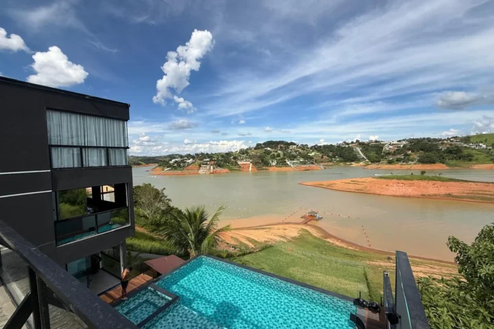 Casa pé na água com 4 suítes, piscina aquecida e píer privativo