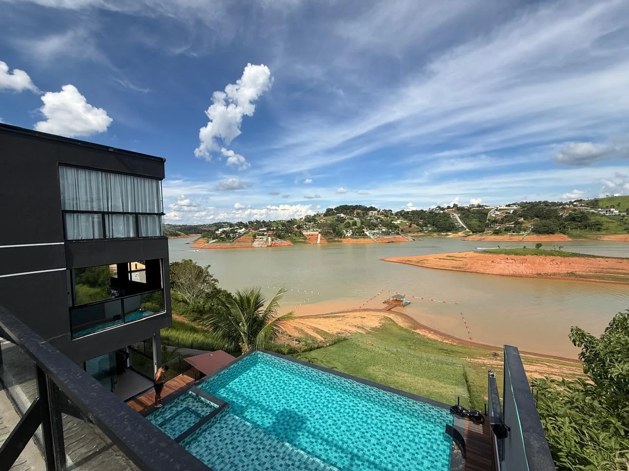 Casa pé na água com 4 suítes, piscina aquecida e píer privativo — foto 1