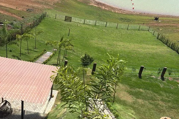 Casa pé na água com 4 suítes, piscina aquecida e píer privativo