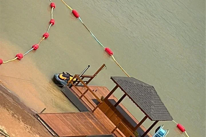 Casa pé na água com 4 suítes, piscina aquecida e píer privativo