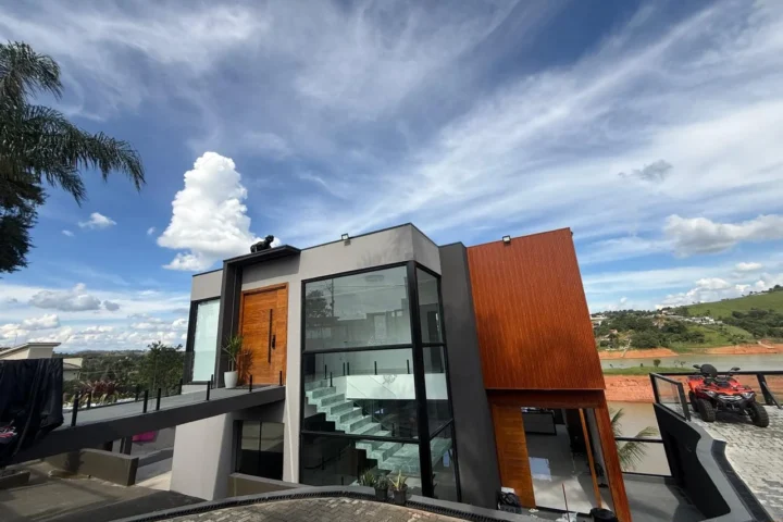 Casa pé na água com 4 suítes, piscina aquecida e píer privativo