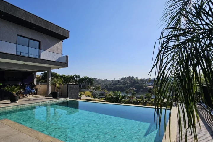 Casa pé na água com 5 dormitórios, piscina e píer flutuante