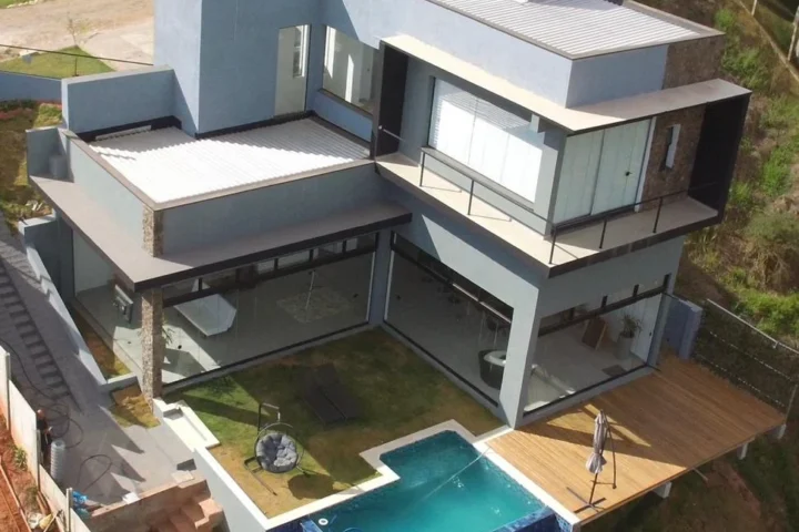 Casa pé na água com 5 dormitórios, piscina e píer flutuante