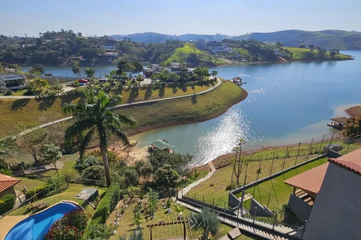 Casa pé na água com 5 dormitórios, piscina e píer flutuante