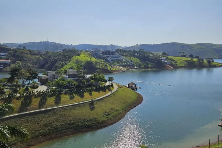 Casa pé na água com 5 dormitórios, piscina e píer flutuante