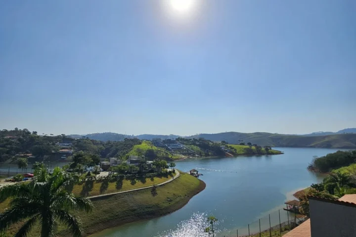 Casa pé na água com 5 dormitórios, piscina e píer flutuante