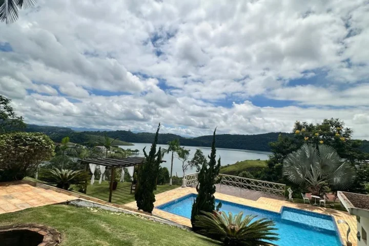 Casa pé na água com 4 suítes e píer privativo na represa de Igaratá