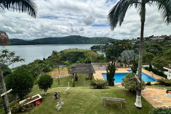 Casa pé na água com 4 suítes e píer privativo na represa de Igaratá