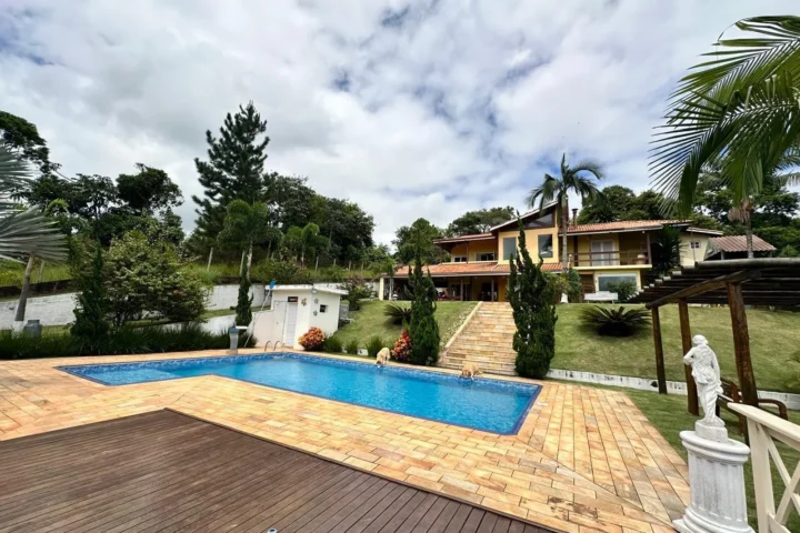 Casa pé na água com 4 suítes e píer privativo na represa de Igaratá