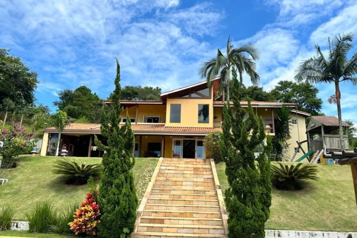 Casa pé na água com 4 suítes e píer privativo na represa de Igaratá
