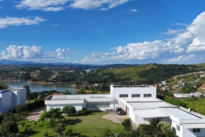 Casa térrea em condomínio com vista para a represa de Igaratá