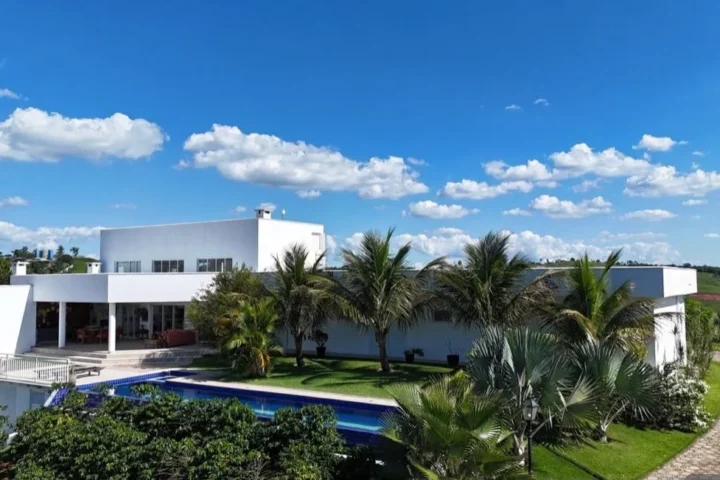 Casa térrea em condomínio com vista para a represa de Igaratá