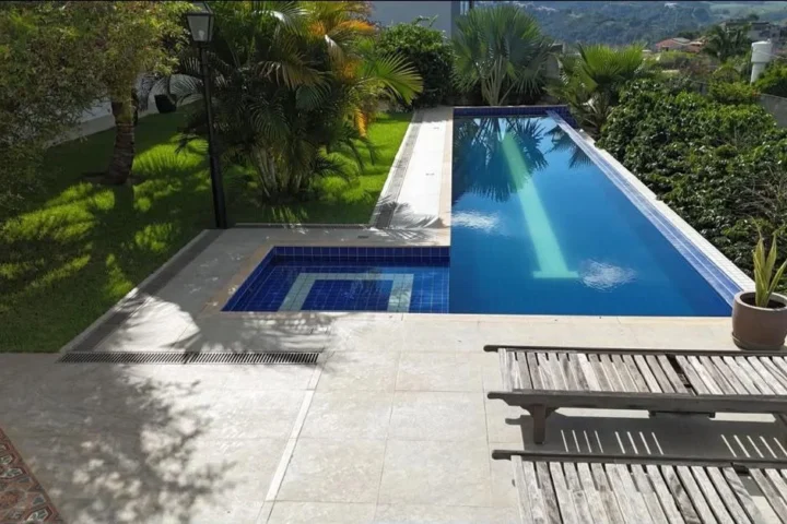 Casa térrea em condomínio com vista para a represa de Igaratá