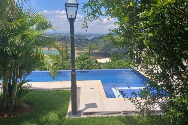 Casa térrea em condomínio com vista para a represa de Igaratá