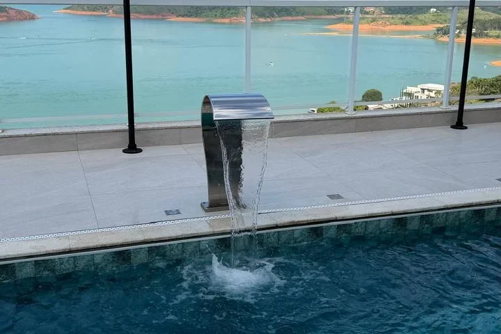 Chácara com 3 suítes e vista para a represa de Igaratá em condomínio