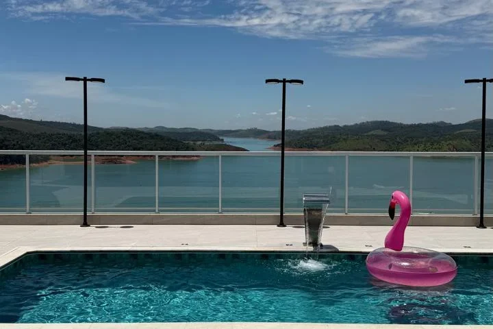 Chácara com 3 suítes e vista para a represa de Igaratá em condomínio