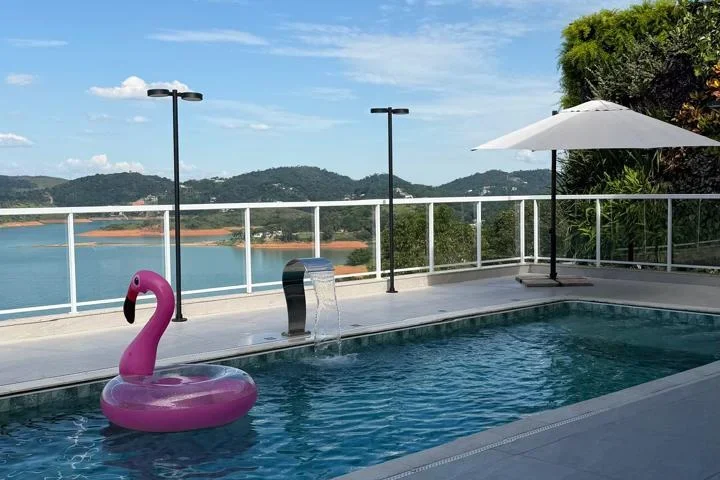 Chácara com 3 suítes e vista para a represa de Igaratá em condomínio